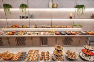 a buffet with many different types of food on display at Hotel ML Jardim Europa Itaim UH-303 in São Paulo +60 photos