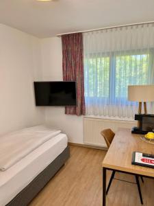 Televízia a/alebo spoločenská miestnosť v ubytovaní Hotel & Wirtshaus Hansen