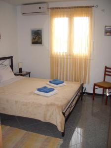 Postel nebo postele na pokoji v ubytování Aspri Villa