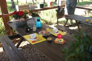 a picnic table with food and drinks on it at Du puits de Riquier écologique in Régusse