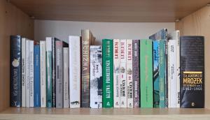 a row of books on a book shelf at Satori in Władysławowo