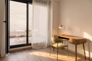 a desk and a chair in a room with a window at InsideHome Ciudad de Valladolid in Valladolid