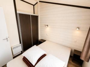 a small bedroom with a bed in a room at Chalet Riviera in Autruy-sur-Juine