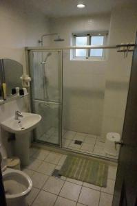 Un baño con ducha, inodoro y lavabo. en Dong Hua Dream House, en Pinghe 32 fotos más