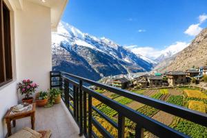 a balcony with a view of a mountain at Hotel Biker Gang Hotel & Cafe in Kyelang