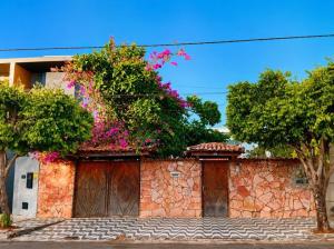 a house with flowers on the side of it at Casa do Mandacaru in Bom Jesus da Lapa