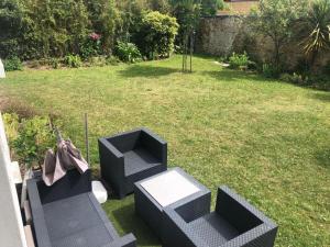 an aerial view of a yard with two benches at APPARTEMENT CONLEAU VANNES avec JARDIN PARTAGE in Vannes