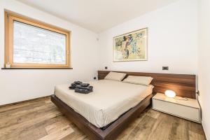 a bedroom with a bed and a window at Alpine Aura Loft- Privacy, Relax, Mountain View in Saint-Christophe