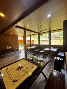 a large room with a ping pong table in it at Marayoor Mud Castle in Maraiyūr