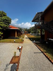 a walkway in front of a building with a house at Marayoor Mud Castle in Maraiyūr +20 photos