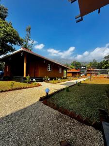 a house with a gravel driveway in front of it at Marayoor Mud Castle in Maraiyūr