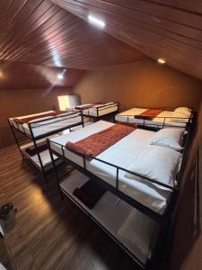 a group of bunk beds in a room at Marayoor Mud Castle in Maraiyūr