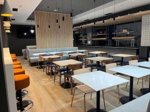 a restaurant with tables and chairs and a counter at ibis budget Logroño Centro in Logroño