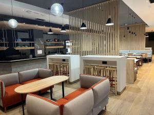 a restaurant with a table and chairs and a bar at ibis budget Logroño Centro in Logroño