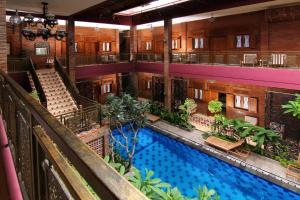 een uitzicht op een gebouw met een zwembad bij Java Villas Boutique Hotel & Resto in Yogyakarta