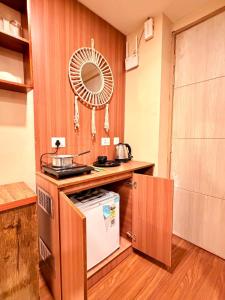 a kitchen with a stove and a fan at R&R Eleanor Suites in Greater Noida