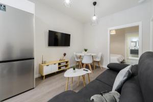 a living room with a couch and a table at Torrejón Suites in Torrejón de Ardoz