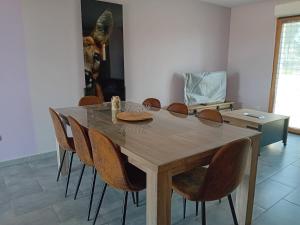 a dining room with a table and chairs at Le Cottage d'Aubigny in Aubigny-sur-Nère