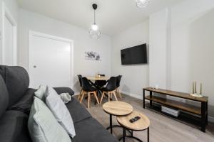 a living room with a couch and a table at Torrejón Suites 2 in Torrejón de Ardoz