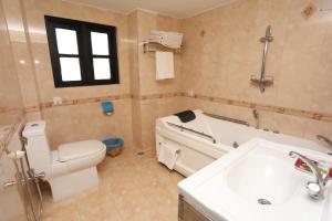 un bagno con vasca, WC e lavandino di Thamel Eco Resort a Kathmandu