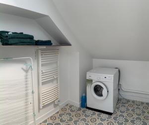 a laundry room with a washer and a washing machine at Maison « La grange » climatisée in Azay-le-Rideau