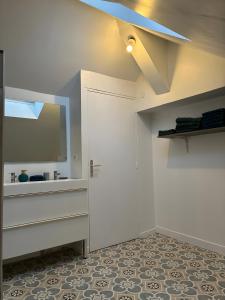 a bathroom with a sink and a mirror at Maison « La grange » climatisée in Azay-le-Rideau +31 photos