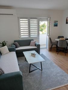 a living room with a couch and a table at Vitez apartman in Vitez