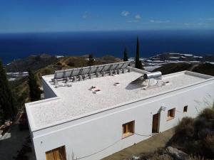 a white building with a view of the ocean at Casa luz Vista Verde Appartment in Polopos