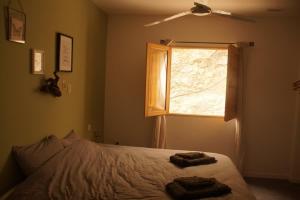 a bedroom with a bed and a window at Casa luz Vista Verde Appartment in Polopos