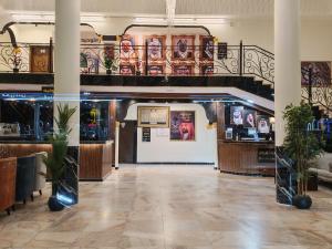 a restaurant with a staircase in a building at فندق فاديه الذهبي in ‘Ushayrah