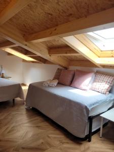 a bedroom with a bed under a wooden ceiling at Vaniria 4 Apartamentos Nuevos in Foz