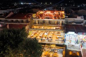 Eine Draufsicht auf ein Gebäude bei Nacht in der Unterkunft Kasta Beach Hotel in Ofrynio + 11 Fotos