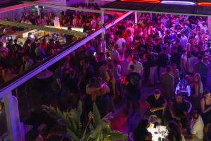 Eine Menschenmenge tanzt in einem Nachtclub in der Unterkunft Kasta Beach Hotel in Ofrynio