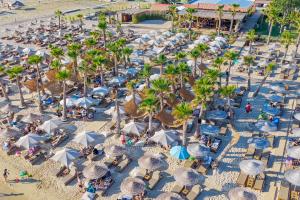 Luftaufnahme eines Strandes mit Menschen und Sonnenschirmen in der Unterkunft Kasta Beach Hotel in Ofrynio