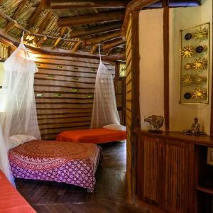 ein Schlafzimmer mit zwei Betten und einer Holzwand in der Unterkunft 2 Family Comfort Rooms with Terrace - Luna Tierra in Cumaral