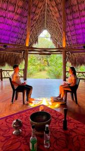 ein paar Leute sitzen auf Stühlen in einem Raum in der Unterkunft 2 Family Comfort Rooms with Terrace - Luna Tierra in Cumaral