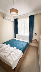 a bedroom with two beds and a window at Minikbiotel in Erdek