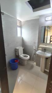 ein Badezimmer mit Toilette und Waschbecken in der Unterkunft Well Park Resort in Cox's Bazar