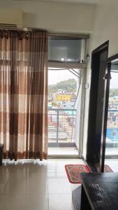 ein Wohnzimmer mit einem großen Fenster mit Aussicht in der Unterkunft Well Park Resort in Cox's Bazar