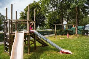 a child on a slide at a playground at The Sûre & Simple Caravan in Houschthauser