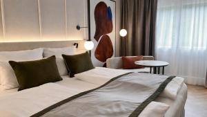 a hotel room with a bed and a table at Crowne Plaza Berlin City Centre Ku'damm by IHG in Berlin