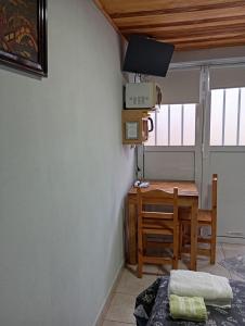 a room with a table and a chair and a dining room at Habitación loft centrica in Esperanza
