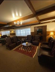 a living room with leather chairs and a table at Mon Refuge 111-110 in Bcharré
