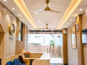 a living room with a ceiling with a ceiling fan at Hotel Shree Vrindavan Inn in Vrindāvan