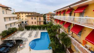 an overhead view of a swimming pool in a building at Hotel Capri Bardolino 3S in Bardolino