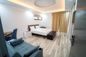 a hospital room with a bed and a couch at Hotel Cantinho in Montanha +58 photos