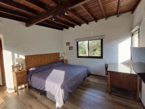 a bedroom with a bed and a window at Playa Bonita Mar Azul in Mar Azul