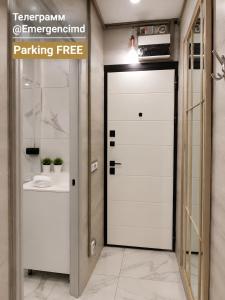 a white door in a room with a bathroom at Ismail 94-1 Apartments in Chişinău