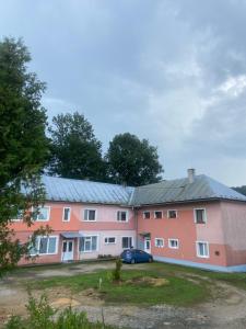 a building with a car parked in front of it at Luxusný apartmán u Loly in Polomka