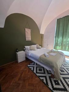 ein Schlafzimmer mit einem Bett und einer grünen Wand in der Unterkunft Reset Apartment in Cluj-Napoca